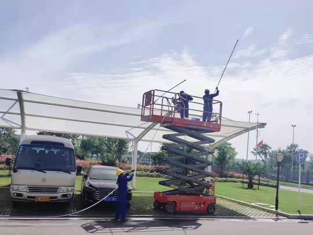 宜昌廣汽綜合樓西側停車場雨棚保潔清洗