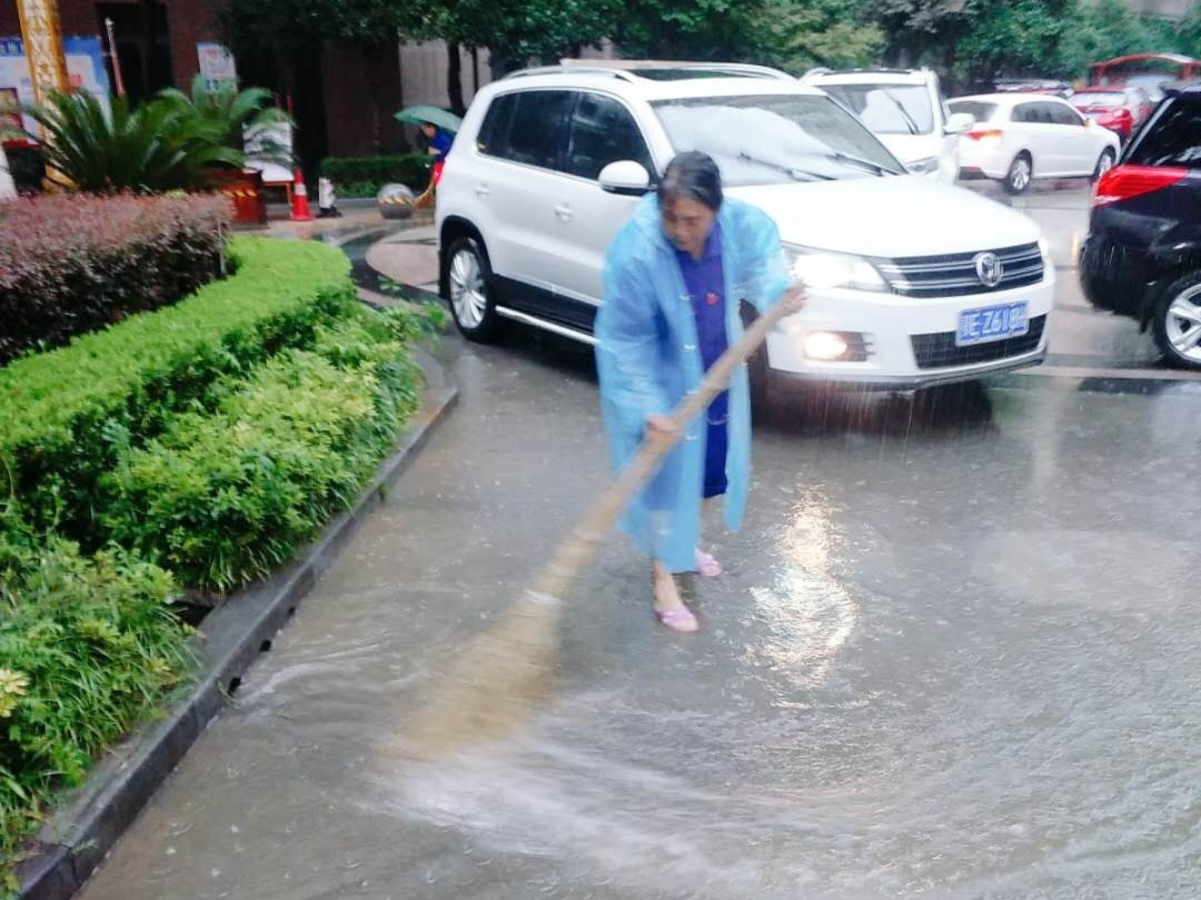 頂風(fēng)冒雨 堅(jiān)守一線  宜昌瑞潔特雨后保潔不松懈