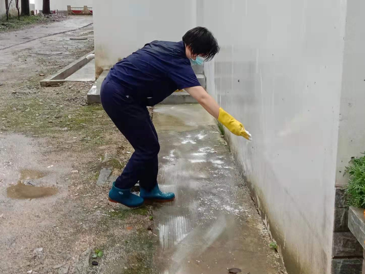 三峽博物館保潔工人雨后除青苔污漬，保障出行安全